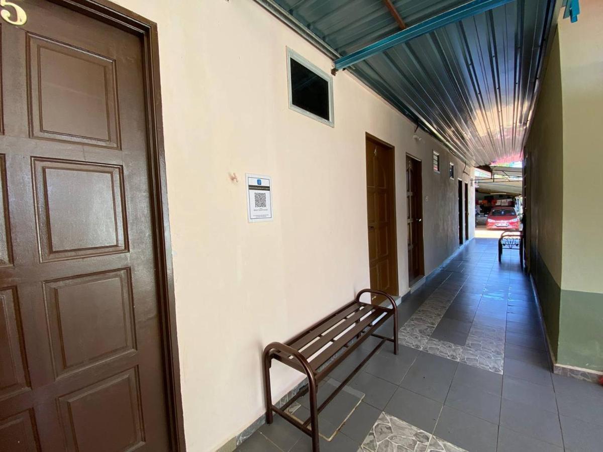 Besut Guesthouse カンポン・クアラ・ベシュット エクステリア 写真
