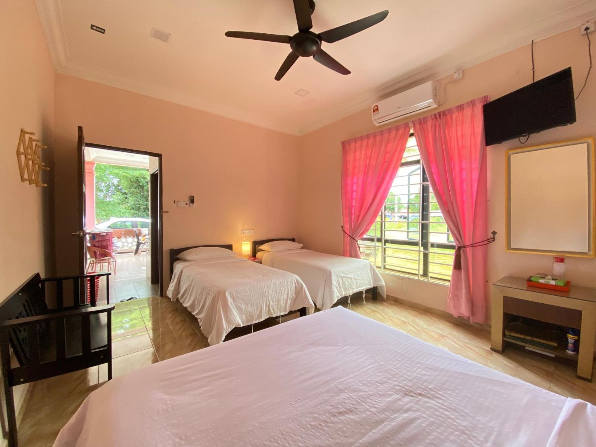 Besut Guesthouse カンポン・クアラ・ベシュット エクステリア 写真