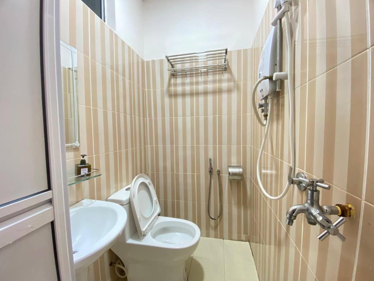 Besut Guesthouse カンポン・クアラ・ベシュット エクステリア 写真